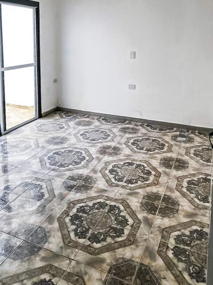 VENTA PH  LOCAL EN P.B.Y TRES DPTOS  SOBRE AV CASTRO BARROS