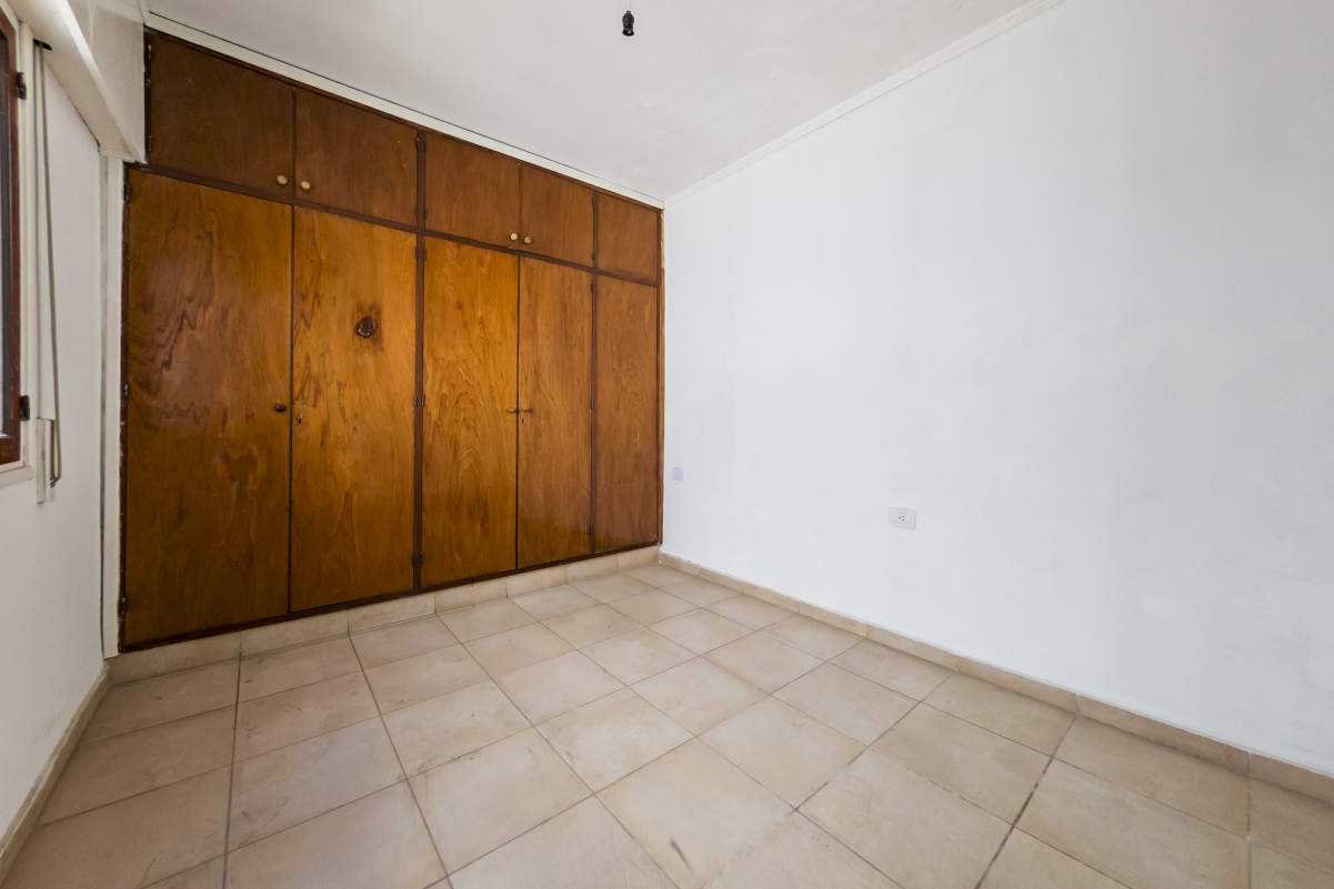 VENTA PH  LOCAL EN P.B.Y TRES DPTOS  SOBRE AV CASTRO BARROS