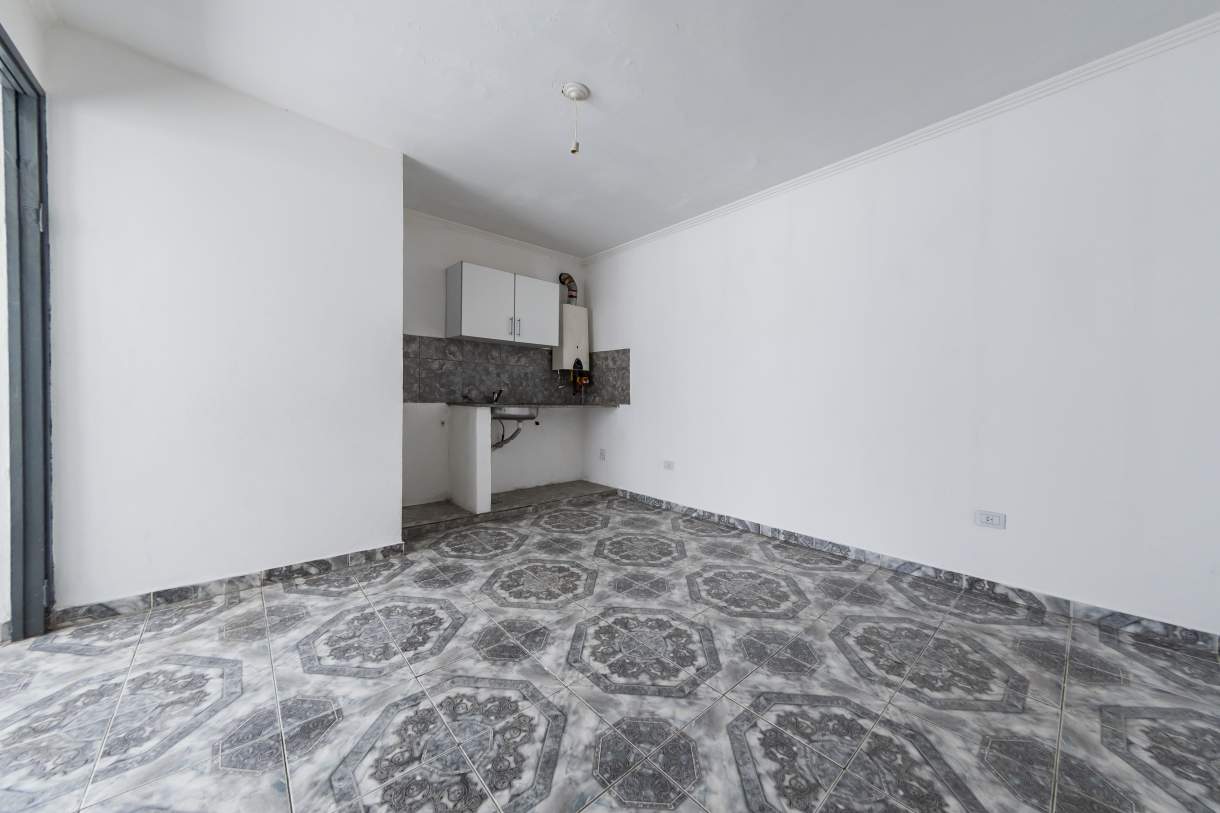 VENTA PH  LOCAL EN P.B.Y TRES DPTOS  SOBRE AV CASTRO BARROS