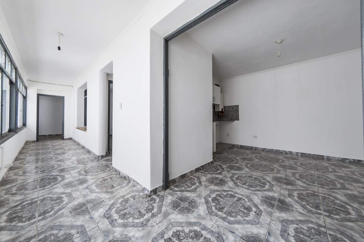 VENTA PH  LOCAL EN P.B.Y TRES DPTOS  SOBRE AV CASTRO BARROS
