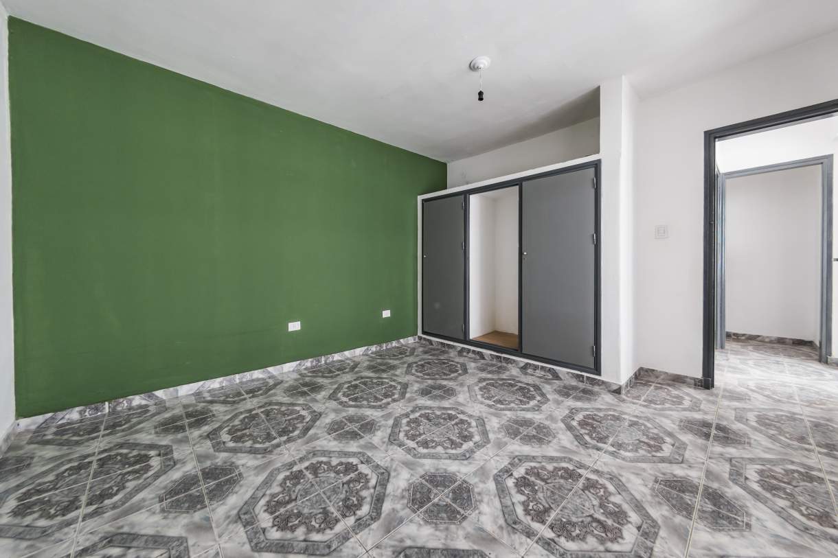 VENTA PH  LOCAL EN P.B.Y TRES DPTOS  SOBRE AV CASTRO BARROS