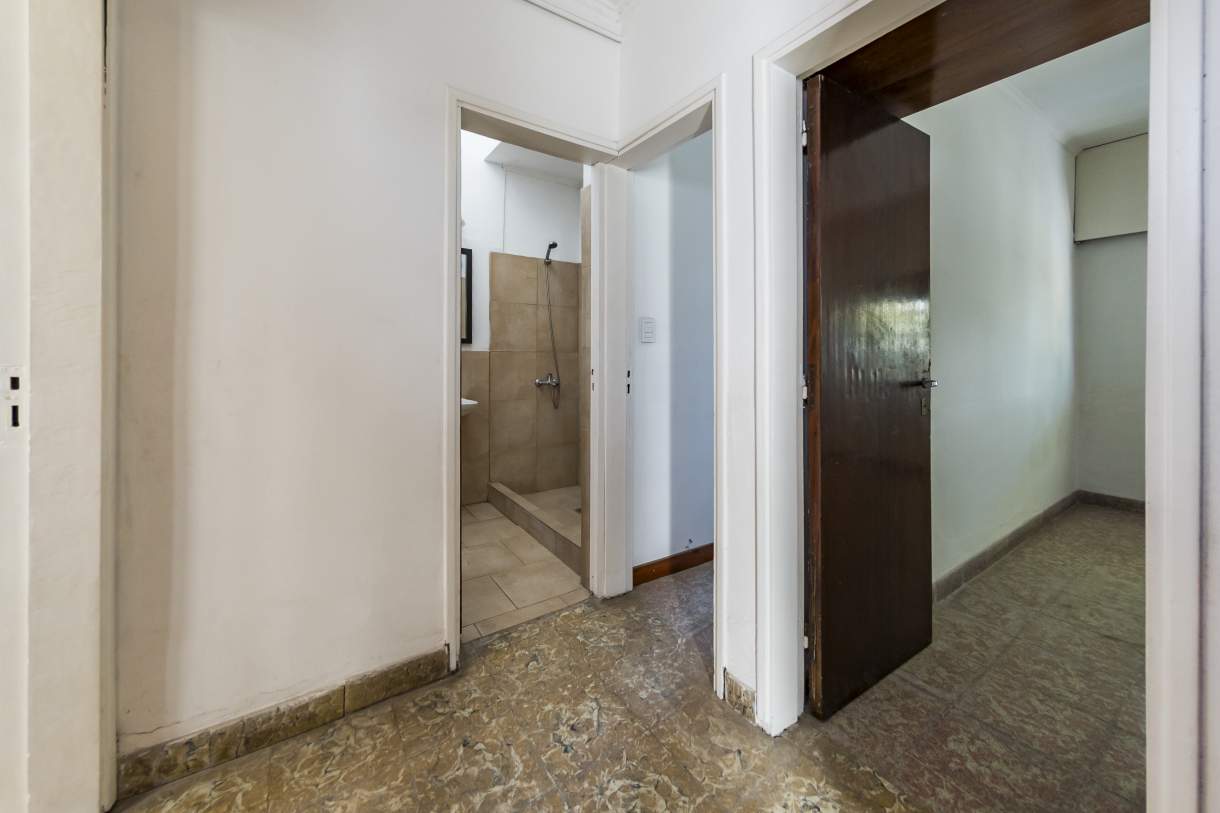 VENTA PH  LOCAL EN P.B.Y TRES DPTOS  SOBRE AV CASTRO BARROS