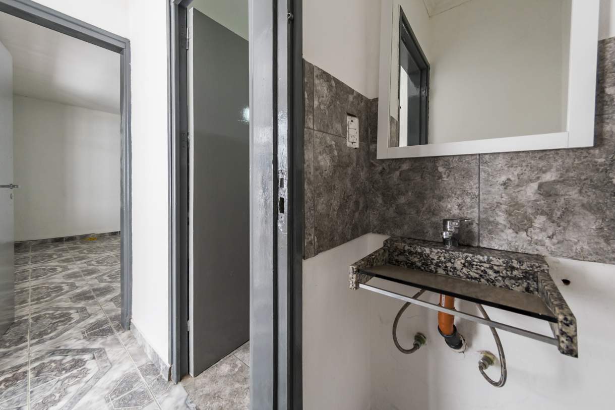 VENTA PH  LOCAL EN P.B.Y TRES DPTOS  SOBRE AV CASTRO BARROS