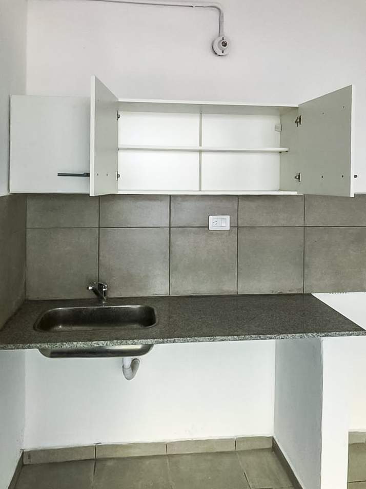 VENTA PH  LOCAL EN P.B.Y TRES DPTOS  SOBRE AV CASTRO BARROS