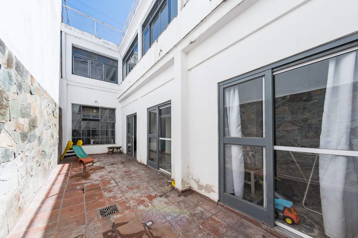 VENTA PH  LOCAL EN P.B.Y TRES DPTOS  SOBRE AV CASTRO BARROS