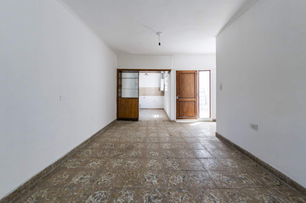 VENTA PH  LOCAL EN P.B.Y TRES DPTOS  SOBRE AV CASTRO BARROS