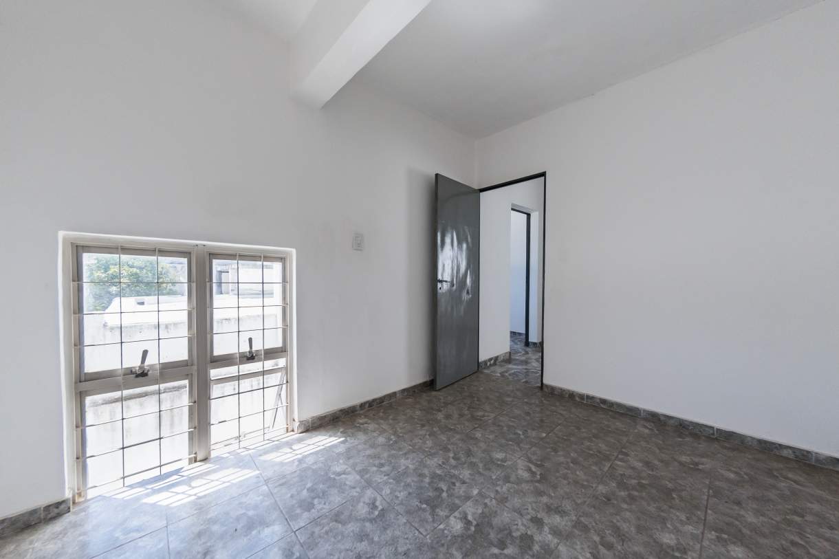 VENTA PH  LOCAL EN P.B.Y TRES DPTOS  SOBRE AV CASTRO BARROS
