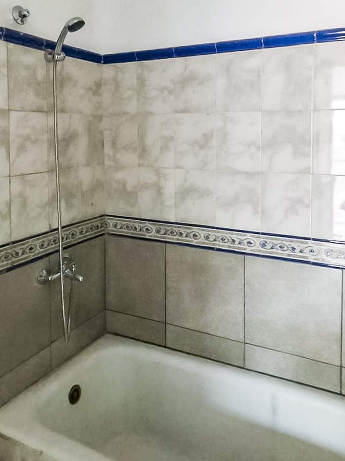 VENTA PH  LOCAL EN P.B.Y TRES DPTOS  SOBRE AV CASTRO BARROS