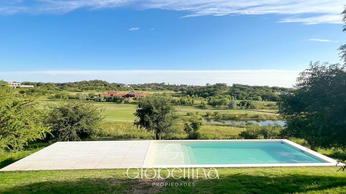 Casa moderna vista fondo golf en Estancia El Terron con pileta a estrenar