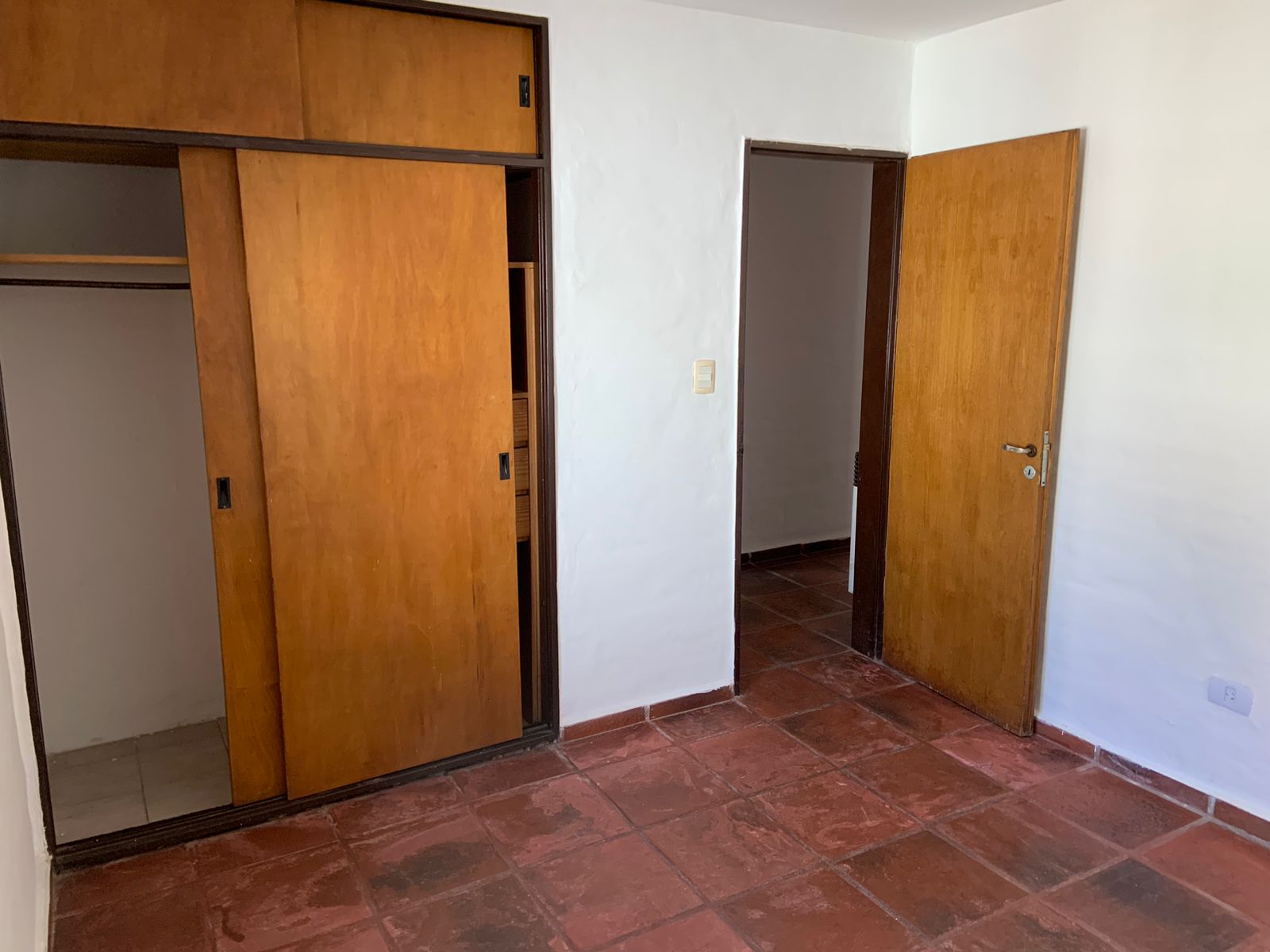 URCA  CASA  A LA VENTA  EXCELENTE UBICACION  ENTRE  DE MENENDEZ PIDAL Y ,LAMARCA !!!!