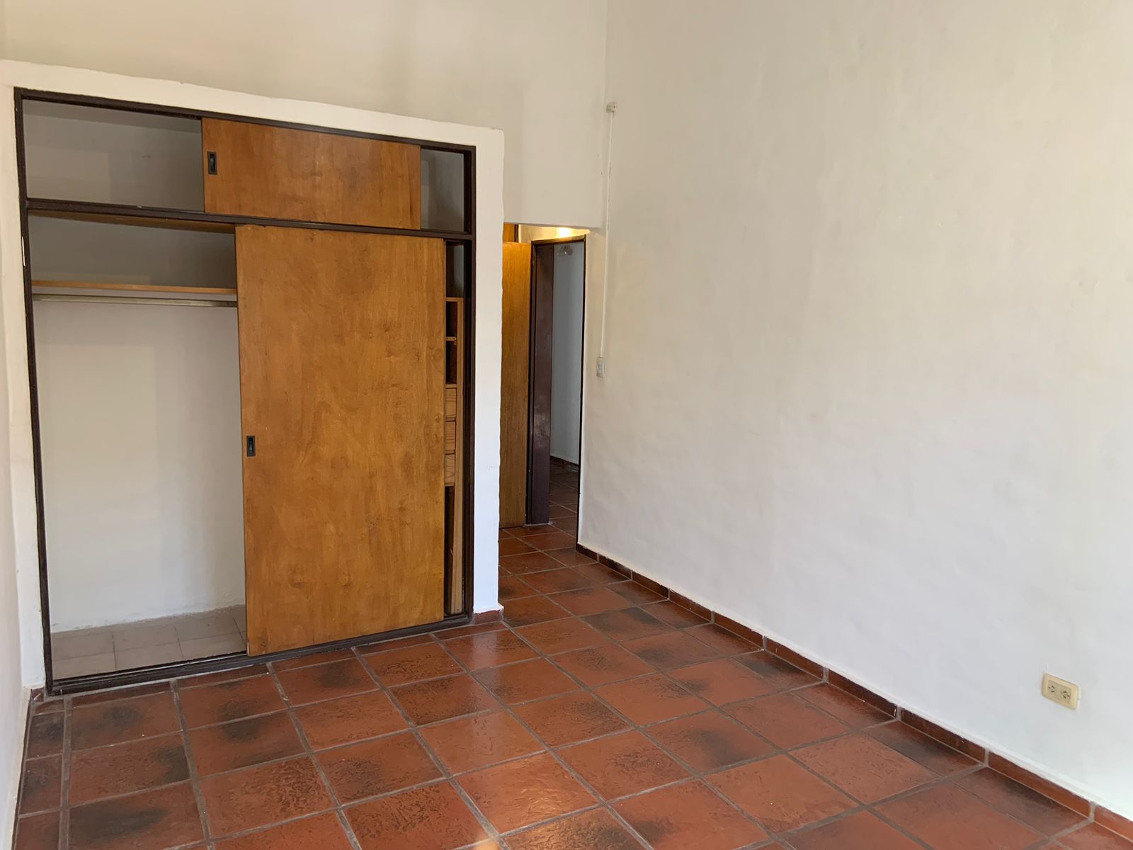 URCA  CASA  A LA VENTA  EXCELENTE UBICACION  ENTRE  DE MENENDEZ PIDAL Y ,LAMARCA !!!!