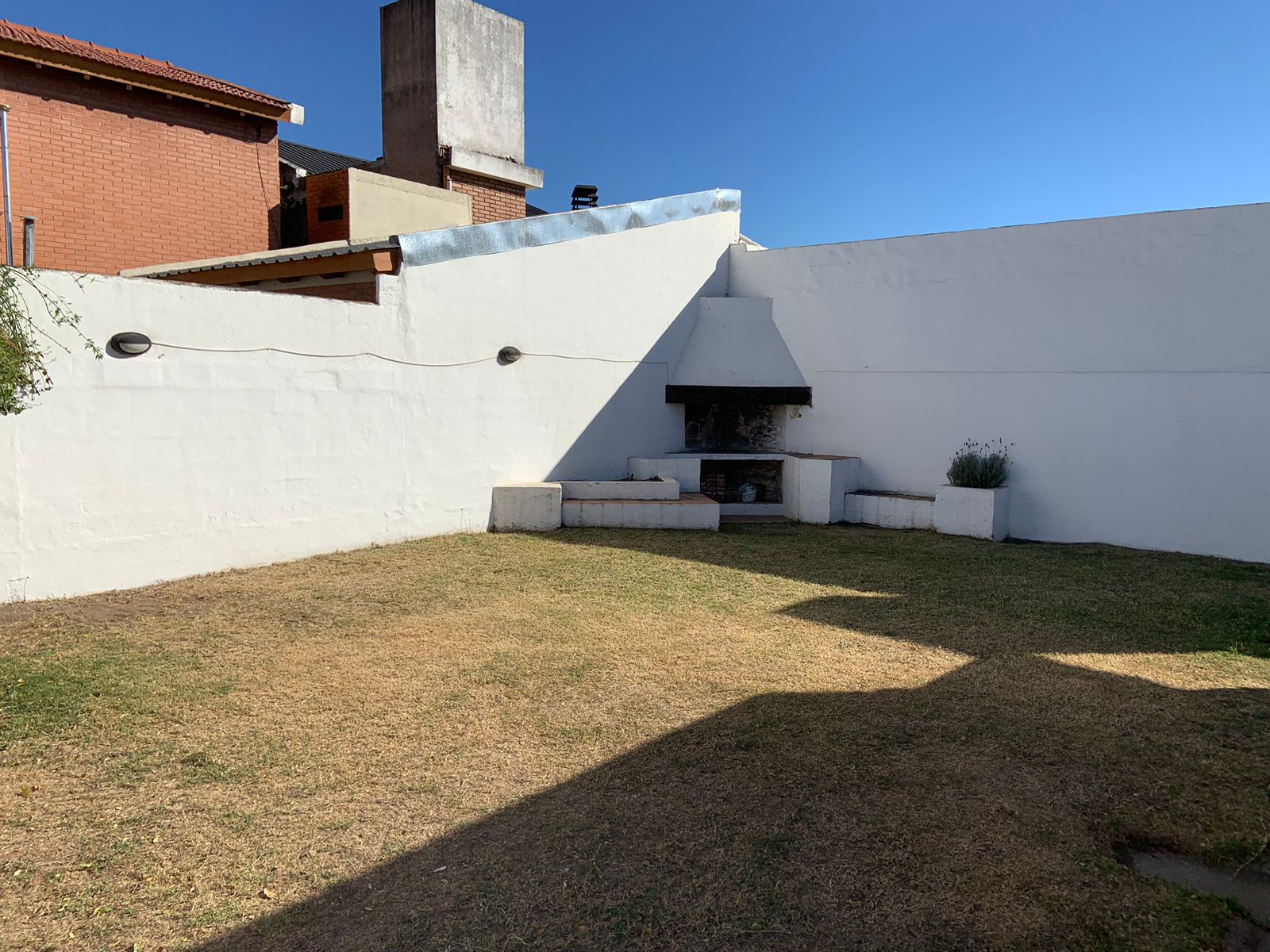 URCA  CASA  A LA VENTA  EXCELENTE UBICACION  ENTRE  DE MENENDEZ PIDAL Y ,LAMARCA !!!!