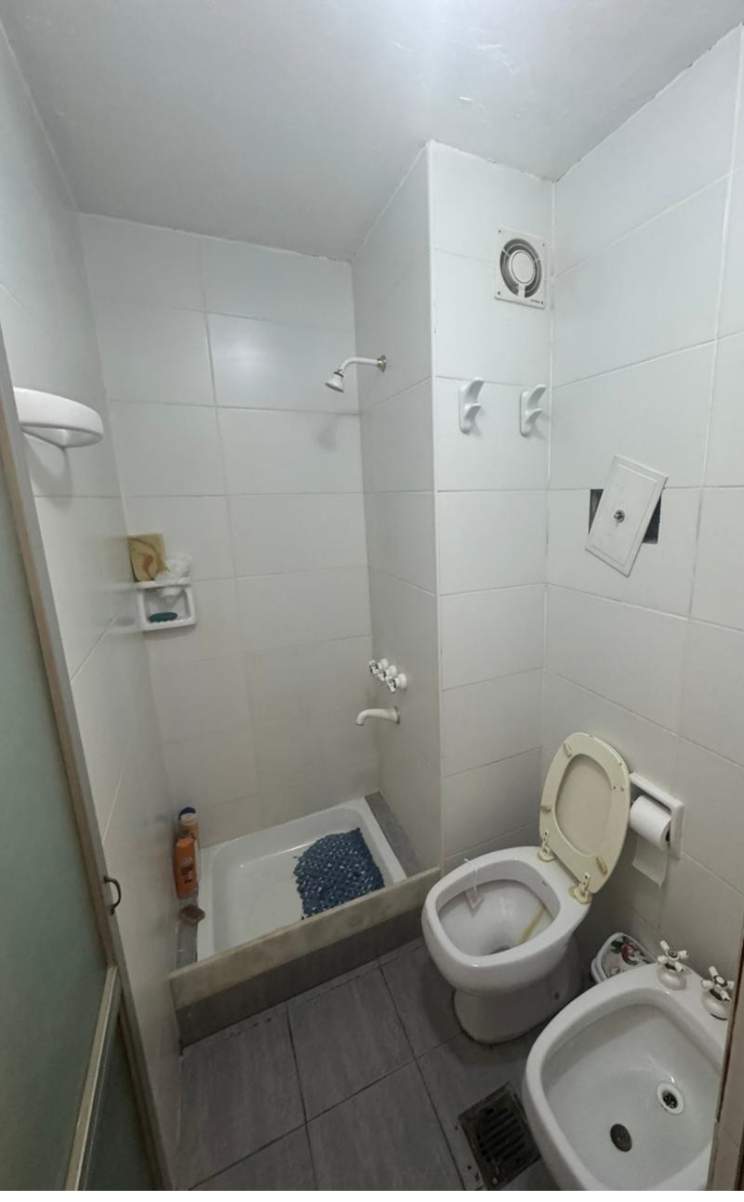 Vendo dpto 2 dorm cbalcón y cochera. Centro
