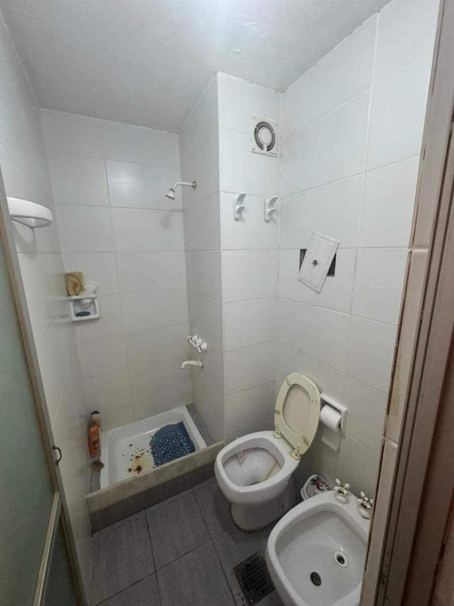 Vendo dpto 2 dorm cbalcón y cochera. Centro