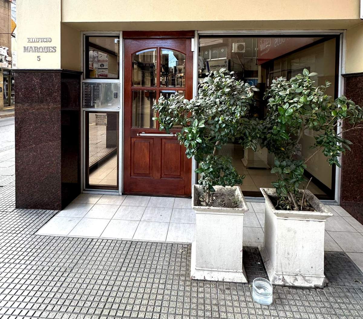 Espectacular semipiso remodelado. Centro de Río Cuarto , Saavedra  y calle 25 de Mayo . Con cochera