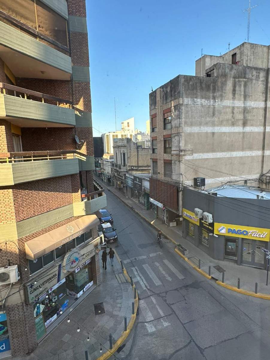 Espectacular semipiso remodelado. Centro de Río Cuarto , Saavedra  y calle 25 de Mayo . Con cochera