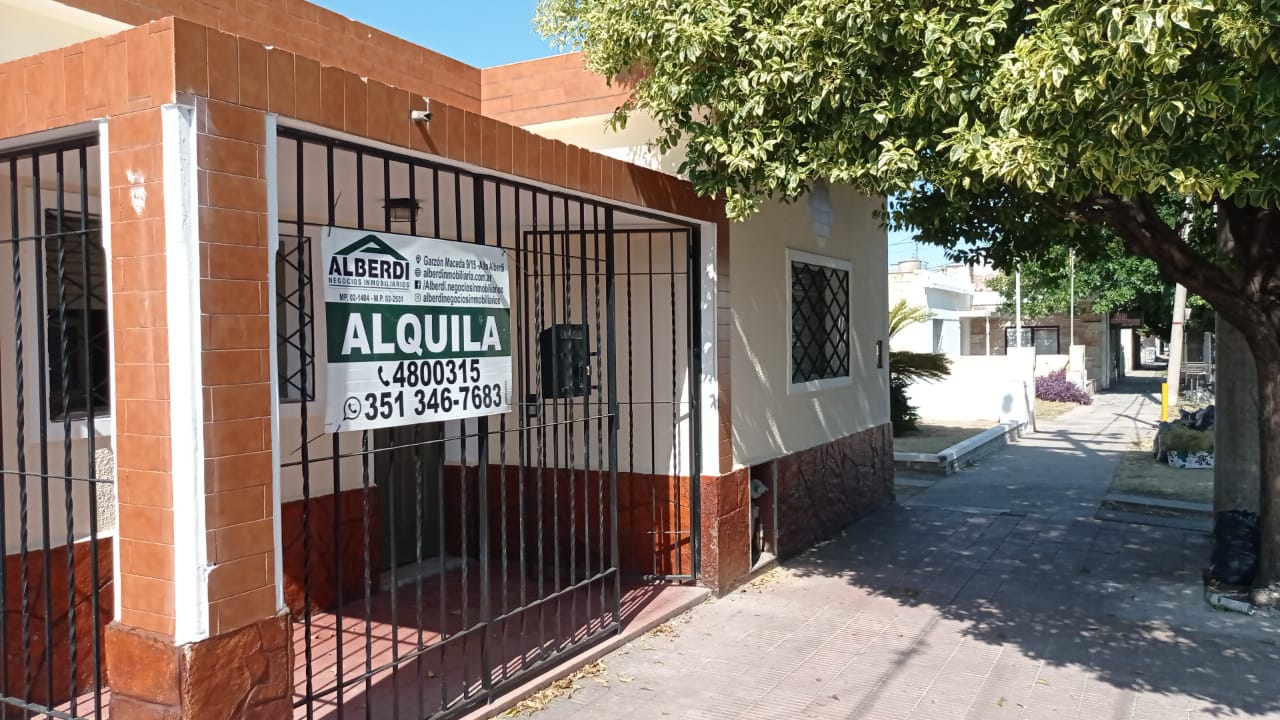 IMPERDIBLE CASA EN ALQUILER 2 DORM B ALTO ALBERDI - PEREDO 3076