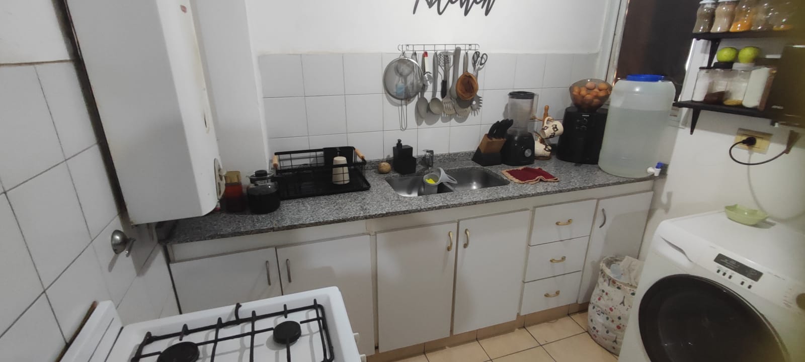 Departamento de 1 Dormitorio Frente con Balcon y Escritura . (Media Cuadra de Av. Colon)