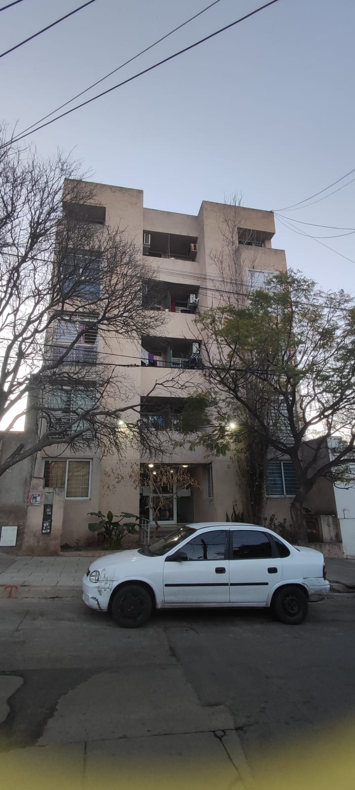 Departamento de 1 Dormitorio Frente con Balcon y Escritura . (Media Cuadra de Av. Colon)