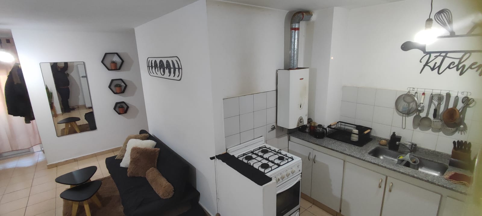 Departamento de 1 Dormitorio Frente con Balcon y Escritura . (Media Cuadra de Av. Colon)