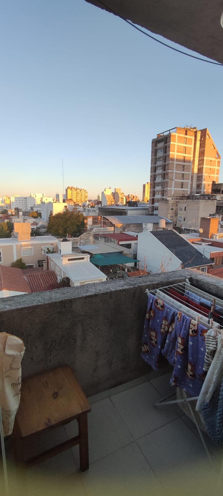 Departamento de 1 Dormitorio Frente con Balcon y Escritura . (Media Cuadra de Av. Colon)