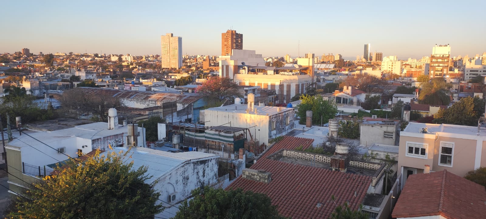 Departamento de 1 Dormitorio Frente con Balcon y Escritura . (Media Cuadra de Av. Colon)