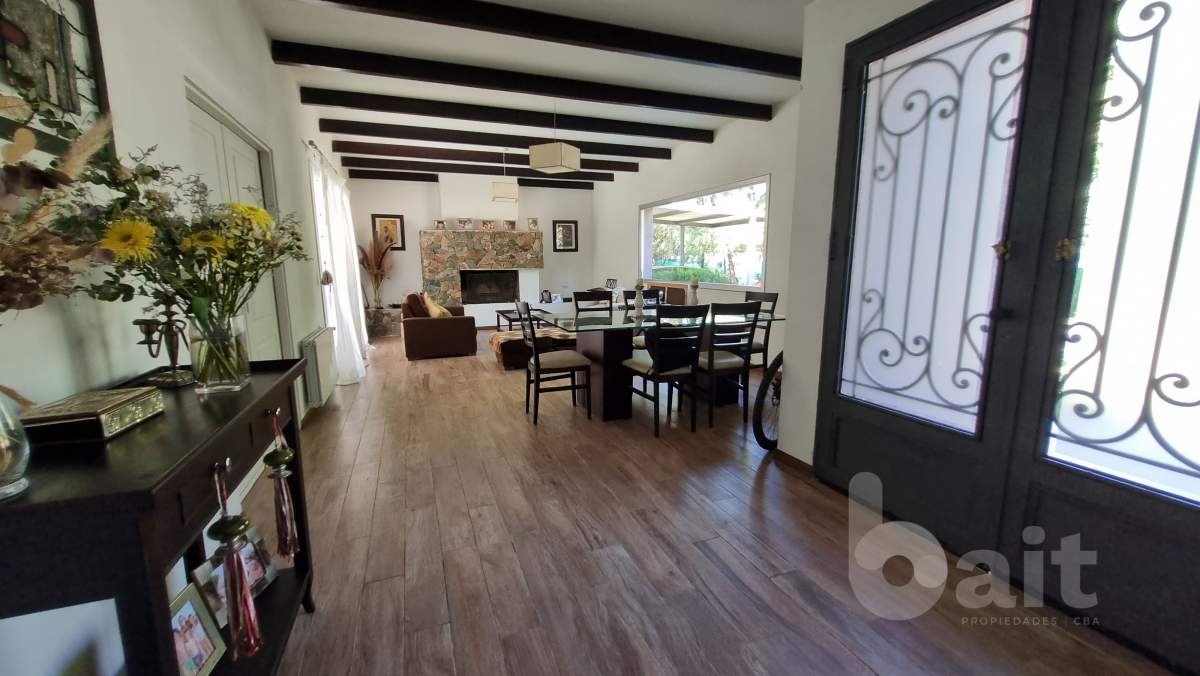 CASA con 3 dormitorios y pileta en un housing en Villa Allende, APTA CREDITO!!.