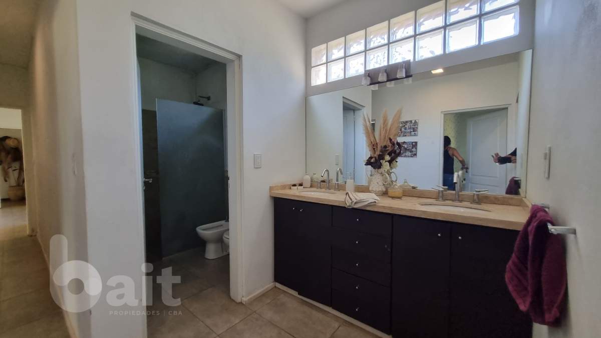 CASA con 3 dormitorios y pileta en un housing en Villa Allende, APTA CREDITO!!.