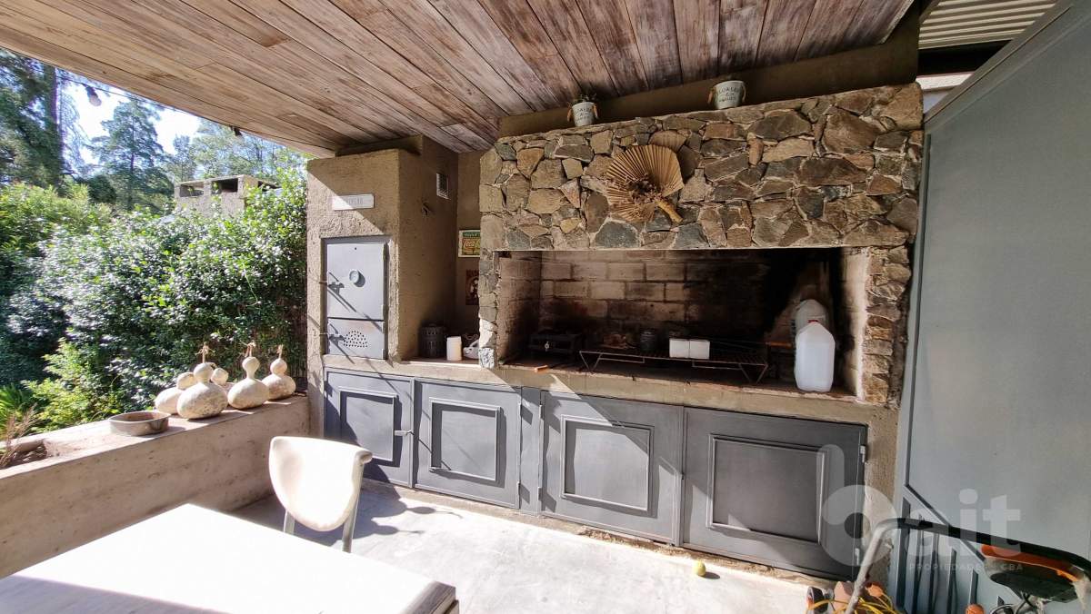 CASA con 3 dormitorios y pileta en un housing en Villa Allende, APTA CREDITO!!.