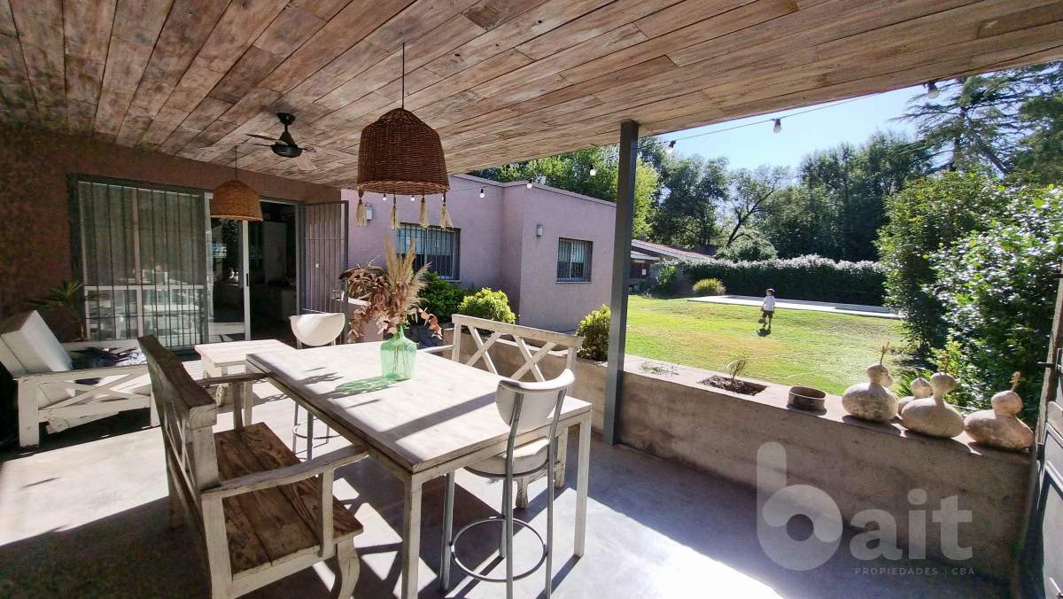 CASA con 3 dormitorios y pileta en un housing en Villa Allende, APTA CREDITO!!.