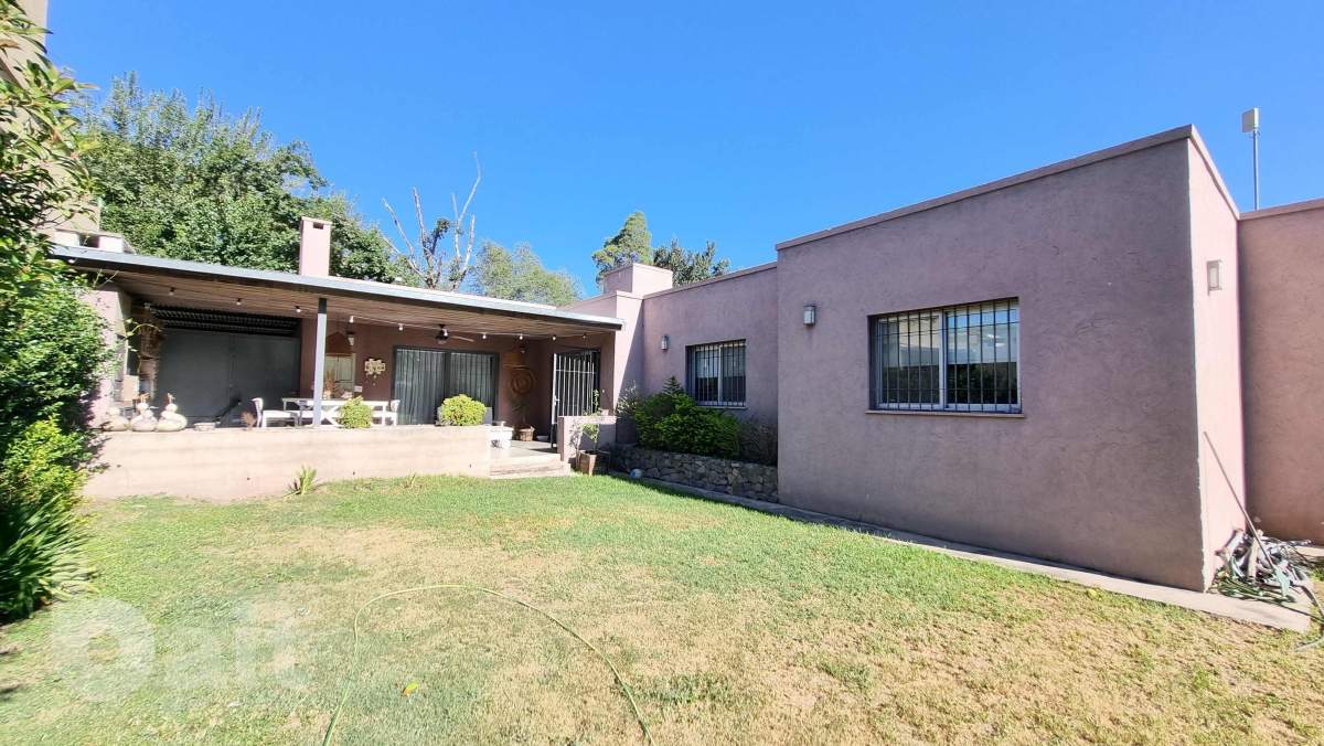 CASA con 3 dormitorios y pileta en un housing en Villa Allende, APTA CREDITO!!.