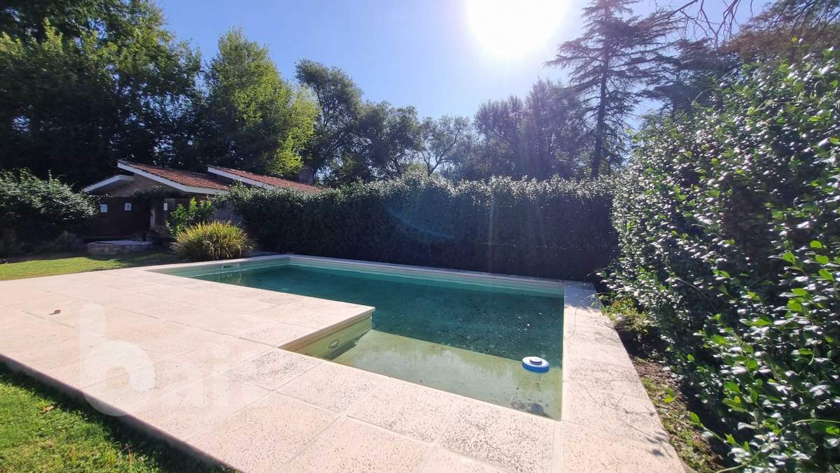 CASA con 3 dormitorios y pileta en un housing en Villa Allende, APTA CREDITO!!.