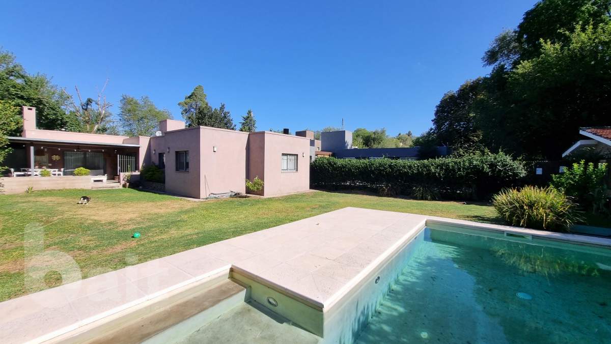 CASA con 3 dormitorios y pileta en un housing en Villa Allende, APTA CREDITO!!.