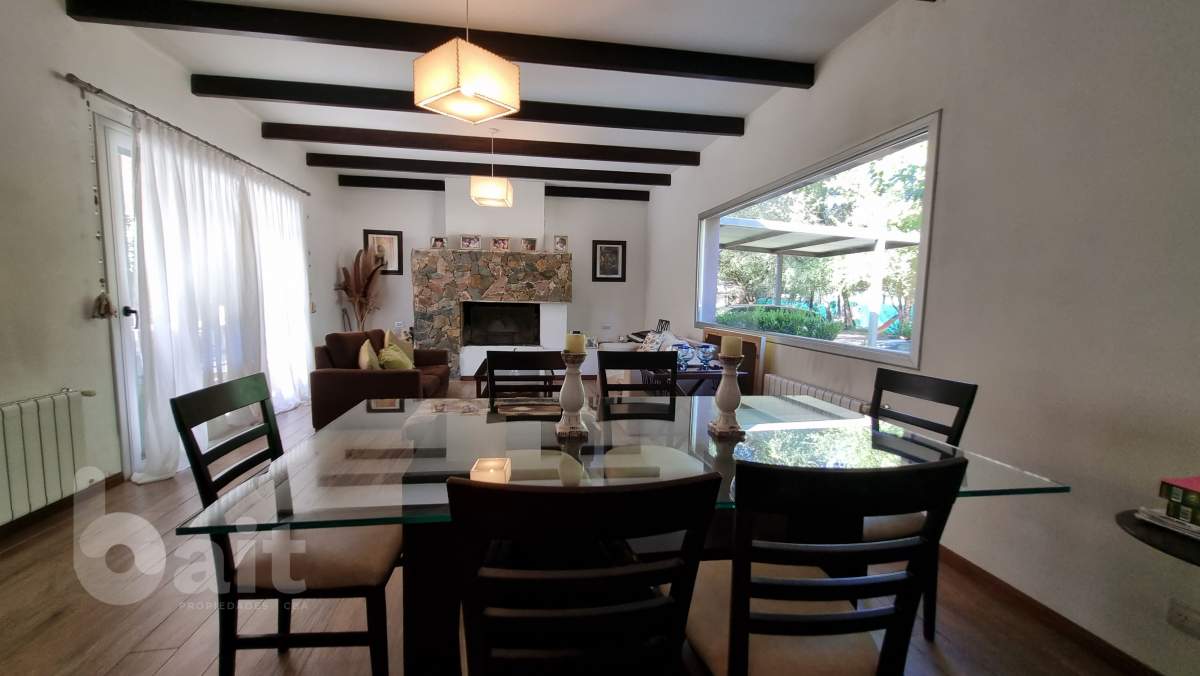 CASA con 3 dormitorios y pileta en un housing en Villa Allende, APTA CREDITO!!.