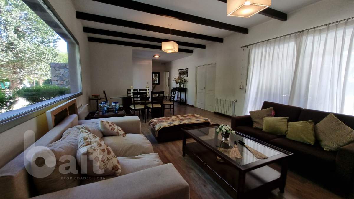 CASA con 3 dormitorios y pileta en un housing en Villa Allende, APTA CREDITO!!.