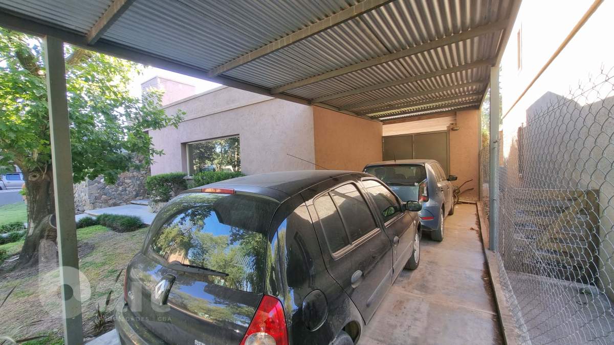 CASA con 3 dormitorios y pileta en un housing en Villa Allende, APTA CREDITO!!.