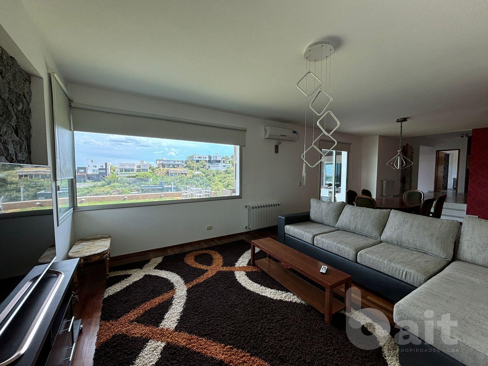 Venta de casa en La Rufina, 4 dormitorios y escritorio con vista y patio plano