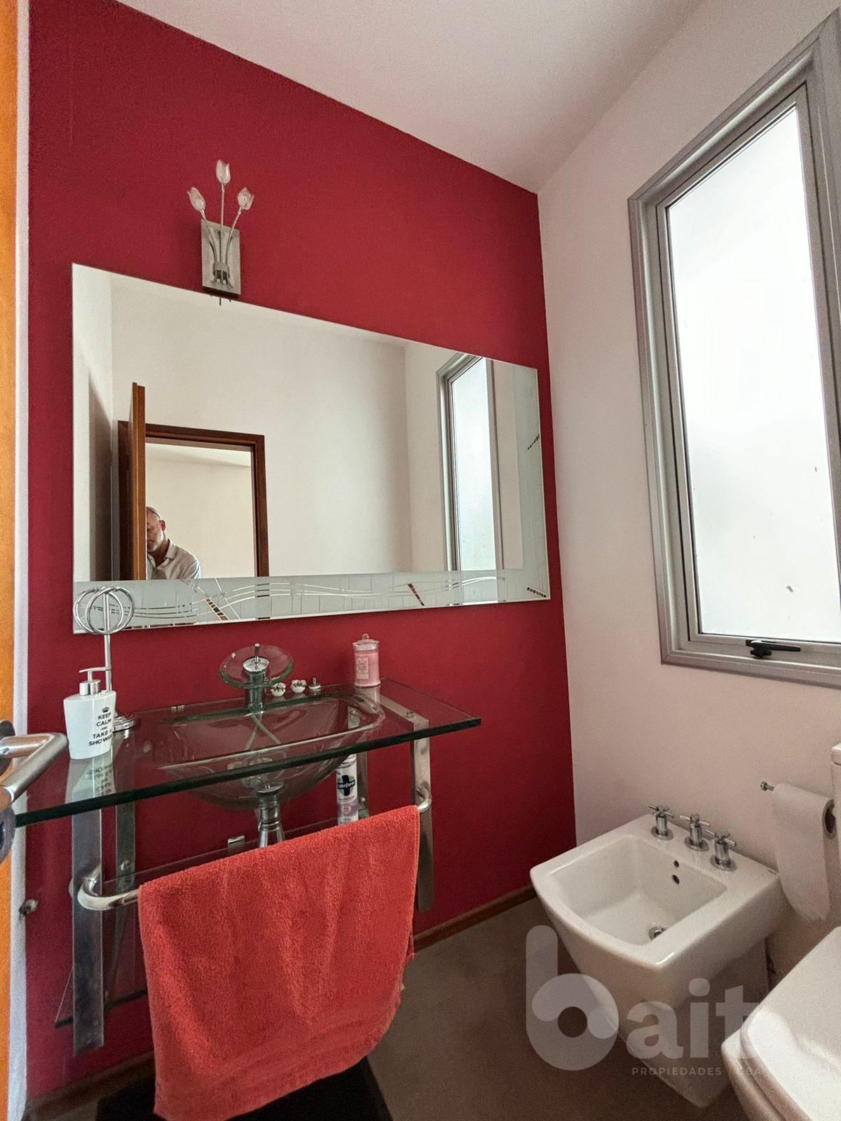 Venta de casa en La Rufina, 4 dormitorios y escritorio con vista y patio plano