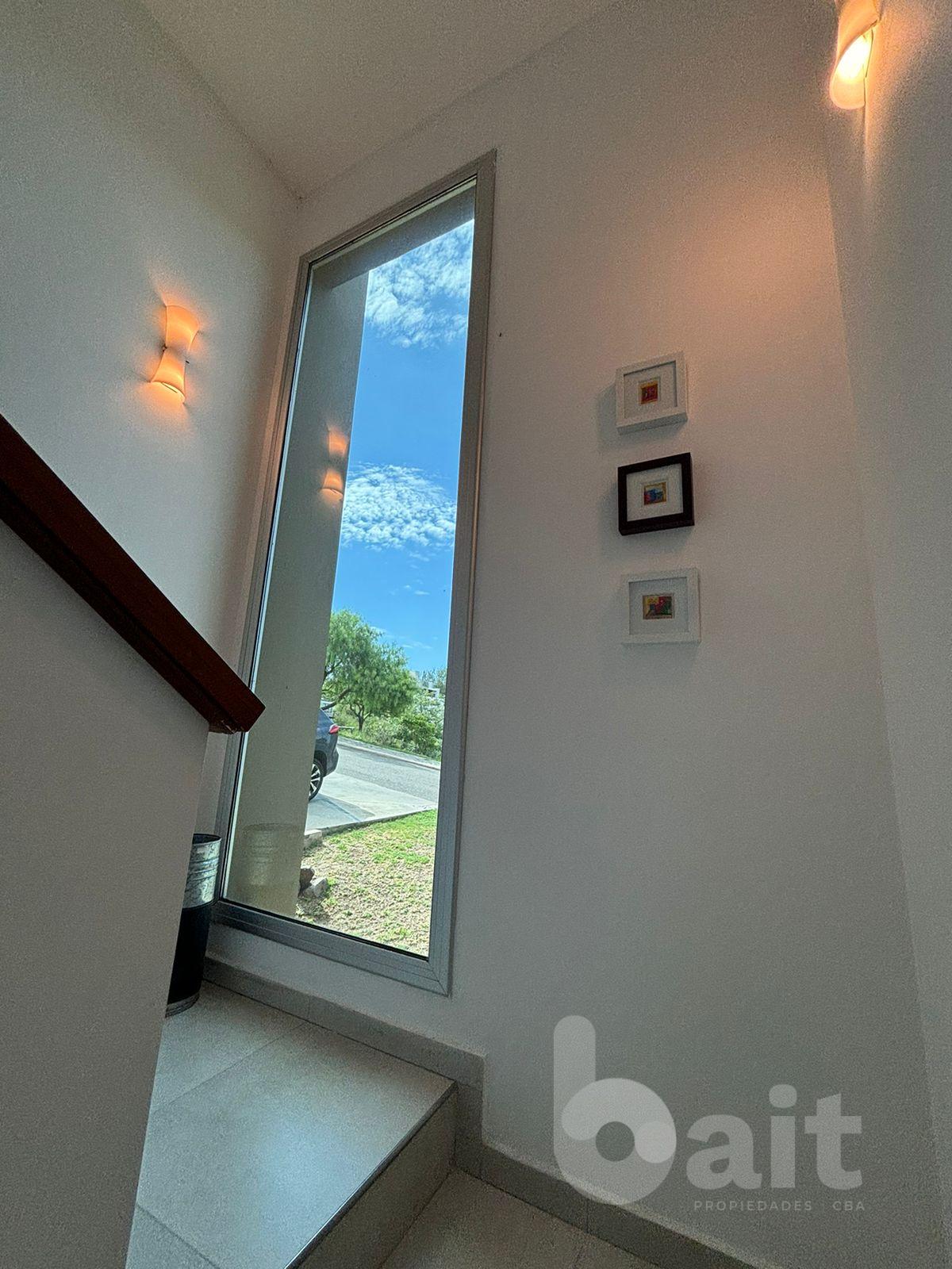 Venta de casa en La Rufina, 4 dormitorios y escritorio con vista y patio plano