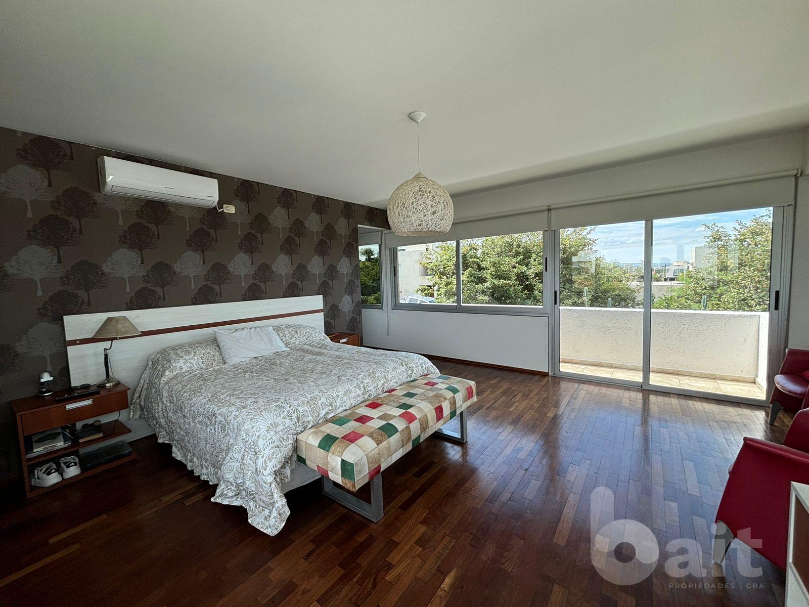 Venta de casa en La Rufina, 4 dormitorios y escritorio con vista y patio plano