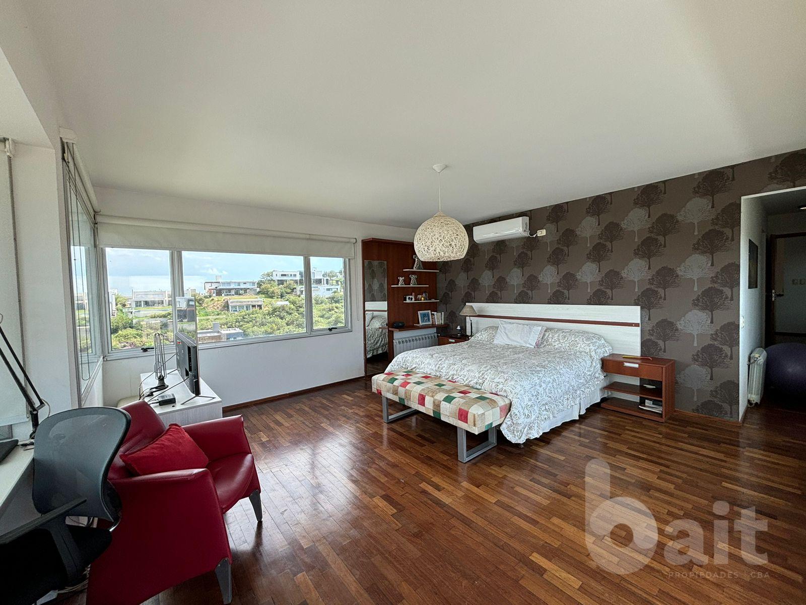 Venta de casa en La Rufina, 4 dormitorios y escritorio con vista y patio plano