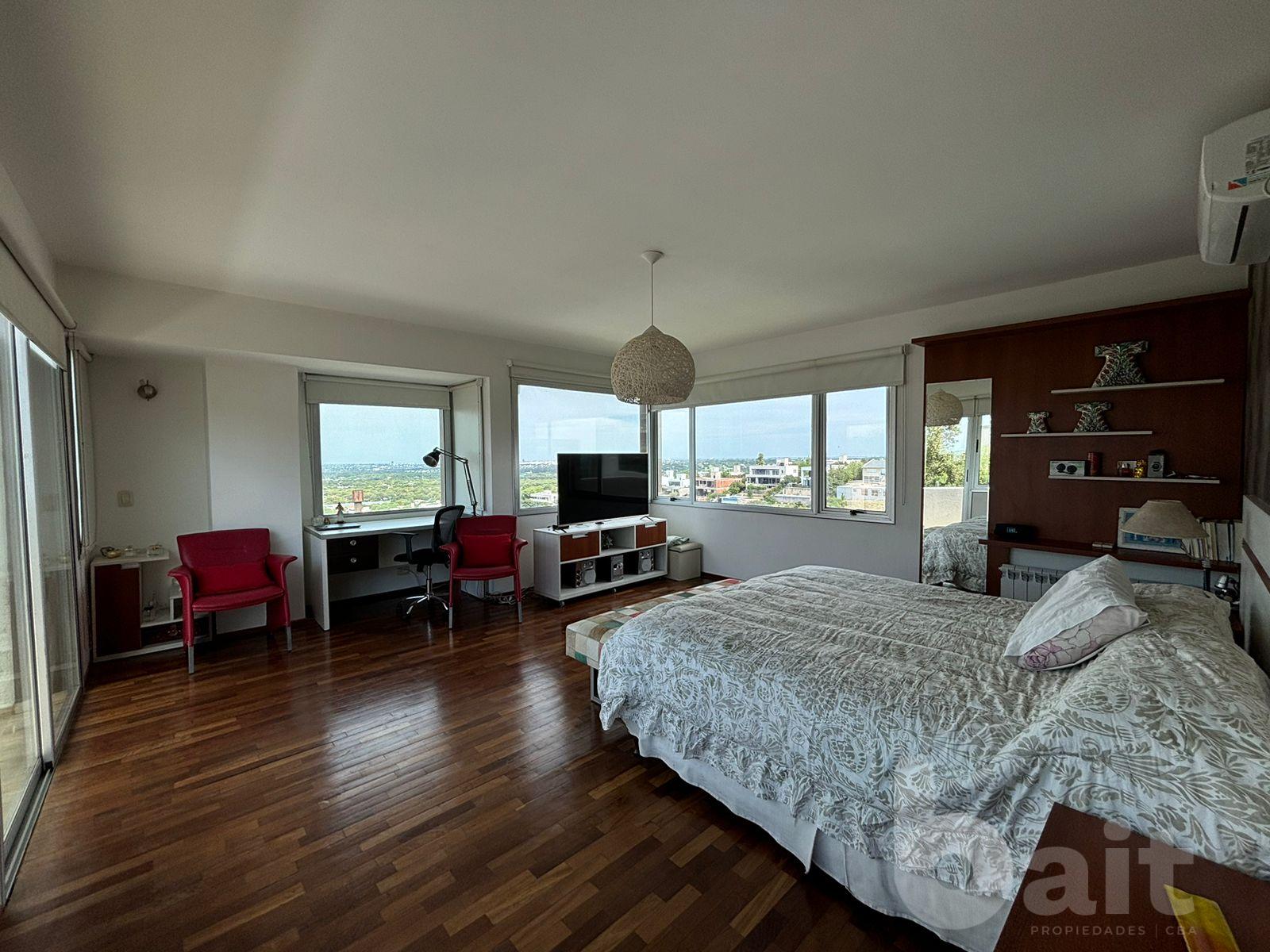 Venta de casa en La Rufina, 4 dormitorios y escritorio con vista y patio plano