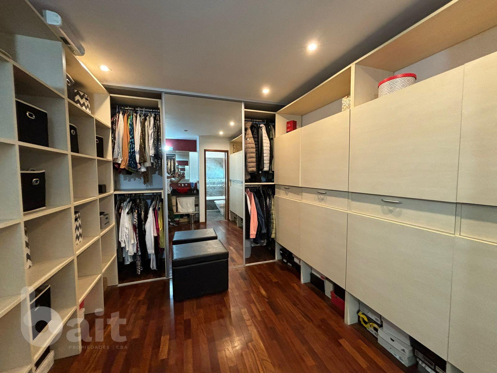 Venta de casa en La Rufina, 4 dormitorios y escritorio con vista y patio plano