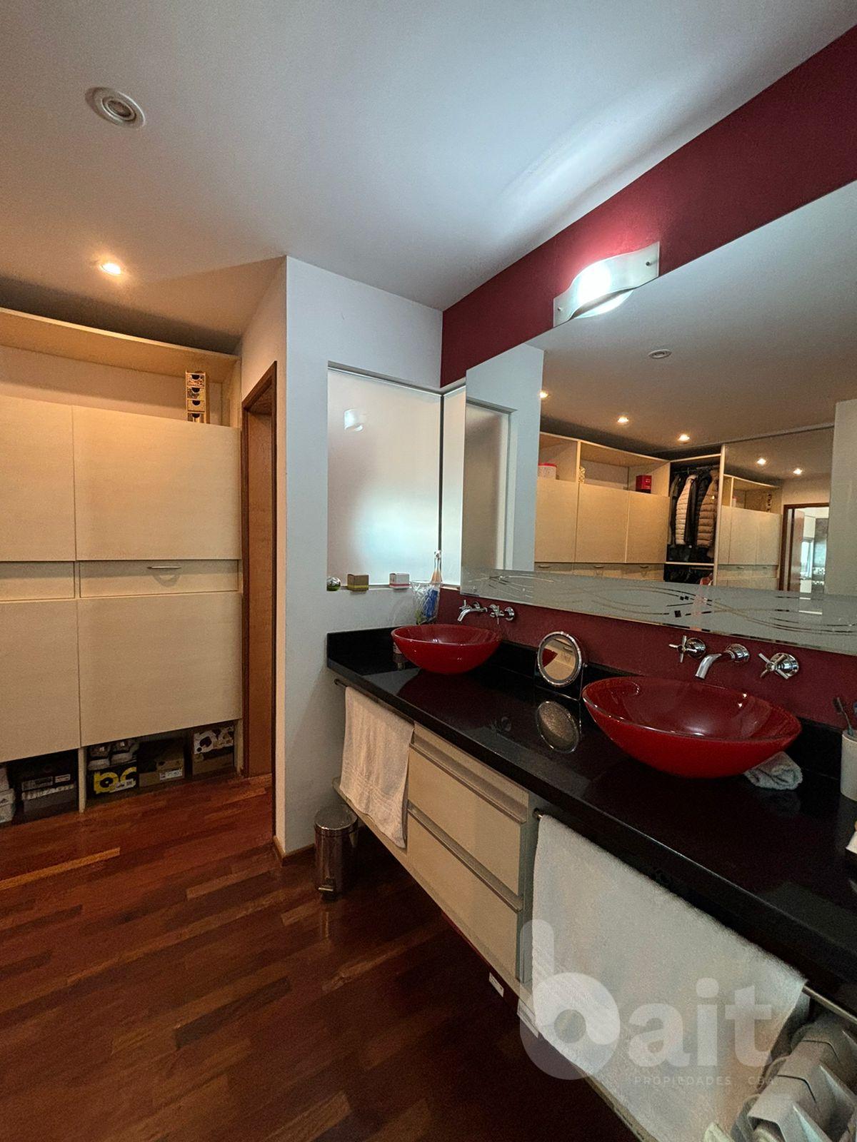 Venta de casa en La Rufina, 4 dormitorios y escritorio con vista y patio plano