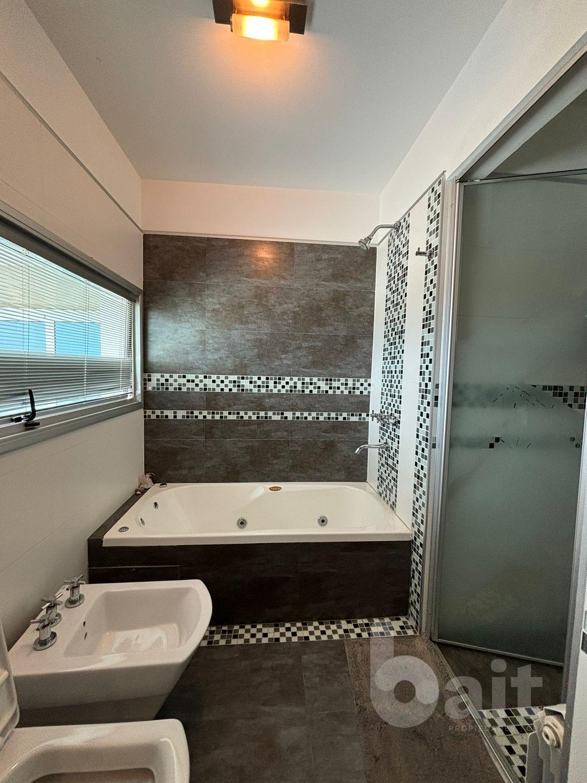 Venta de casa en La Rufina, 4 dormitorios y escritorio con vista y patio plano