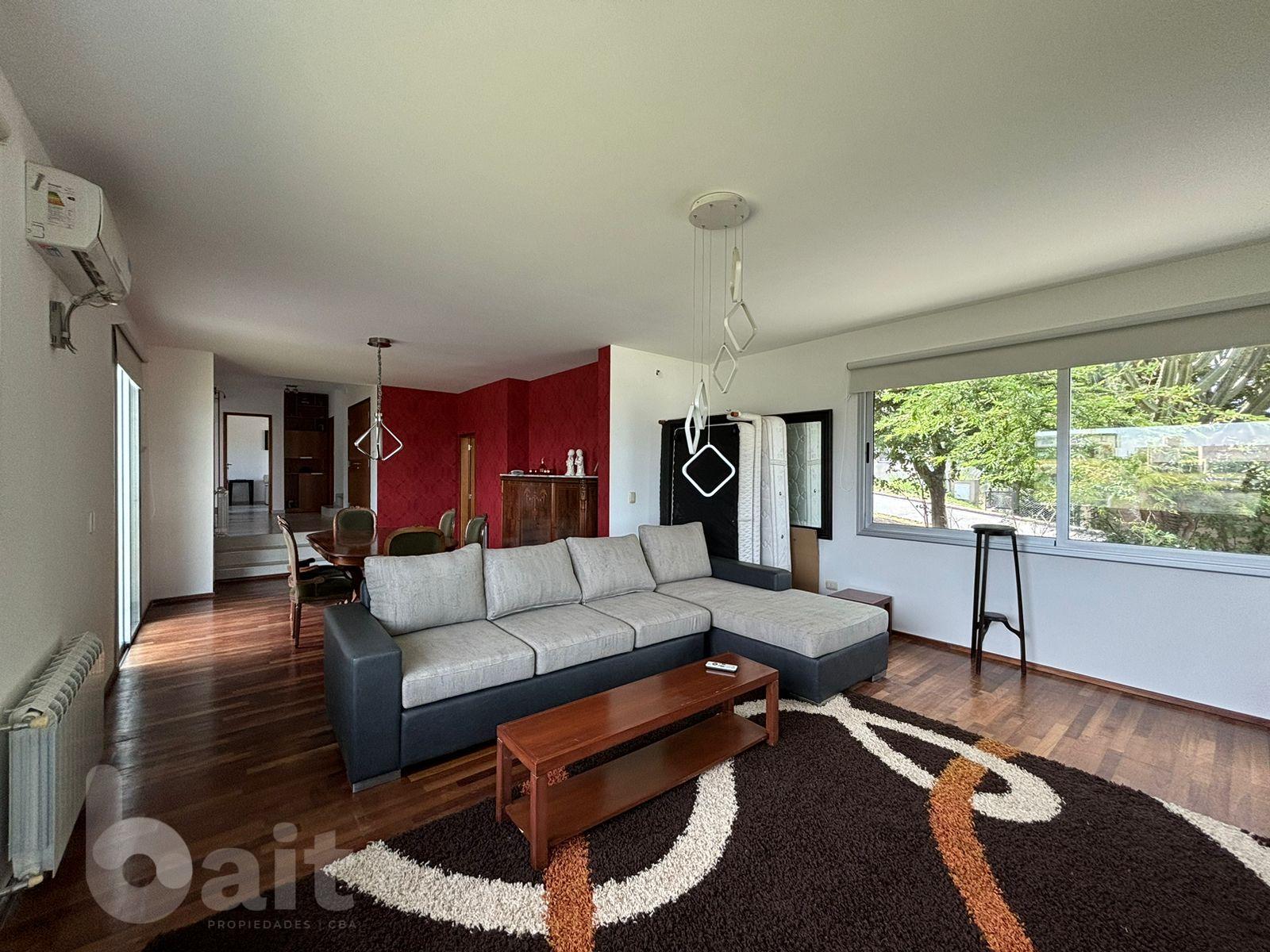 Venta de casa en La Rufina, 4 dormitorios y escritorio con vista y patio plano