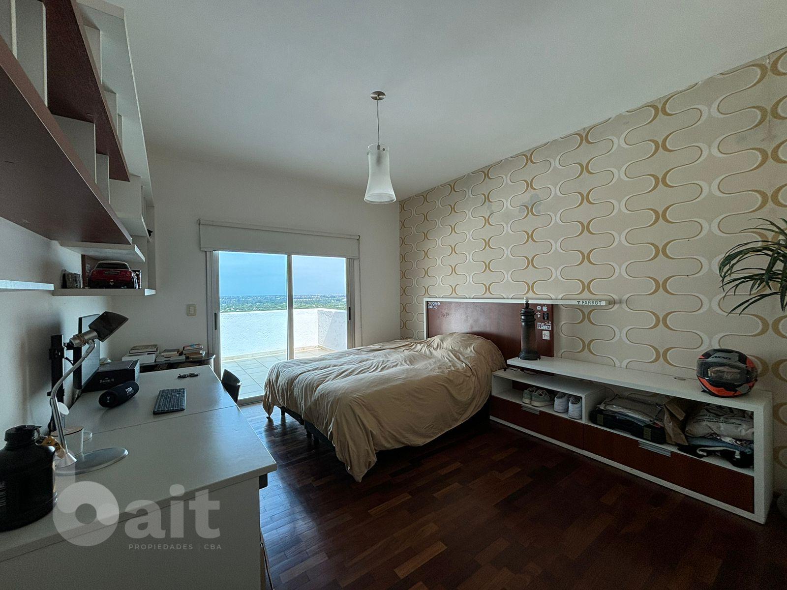 Venta de casa en La Rufina, 4 dormitorios y escritorio con vista y patio plano