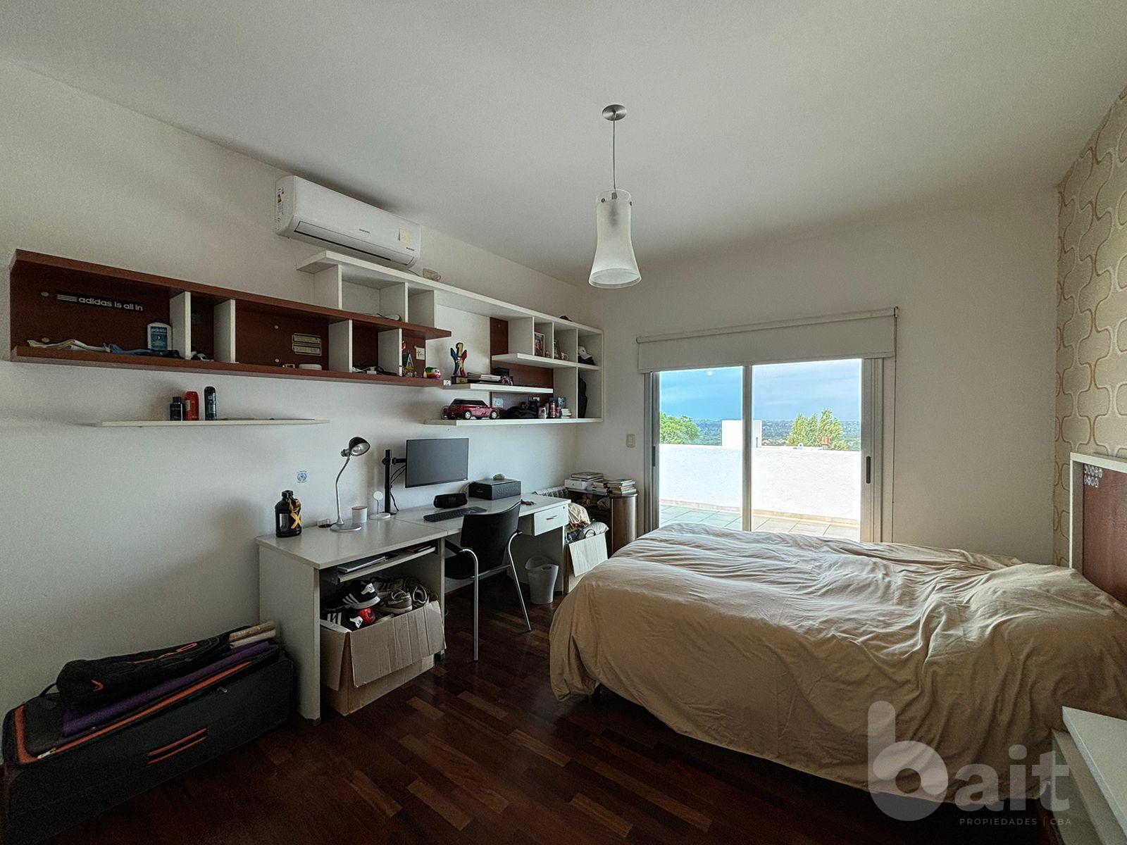 Venta de casa en La Rufina, 4 dormitorios y escritorio con vista y patio plano