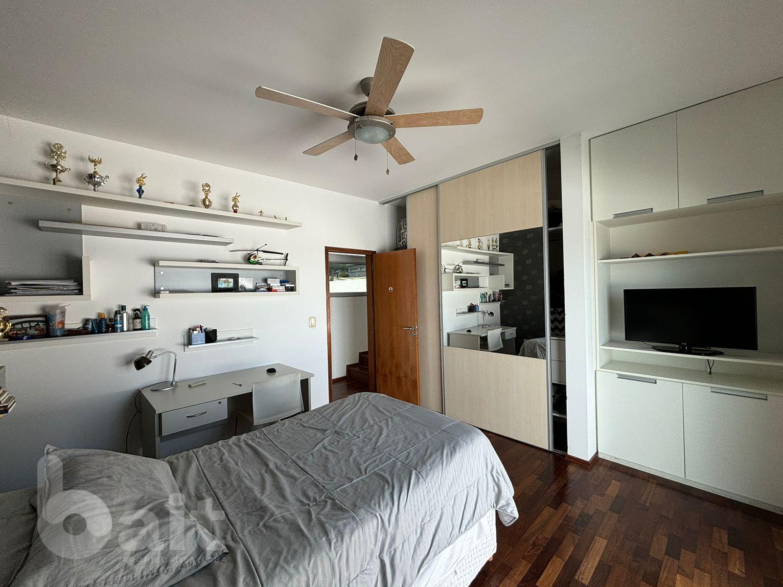 Venta de casa en La Rufina, 4 dormitorios y escritorio con vista y patio plano