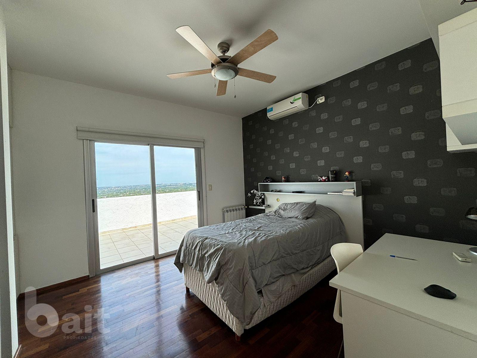 Venta de casa en La Rufina, 4 dormitorios y escritorio con vista y patio plano